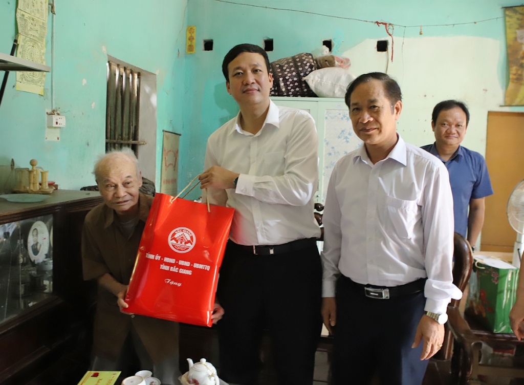 Phó Chủ tịch UBND tỉnh Lê Ô Pích thăm, tặng quà CCB, cựu TNXP tham gia Chiến dịch Điện Biên Phủ tại Lục Ngạn|https://video.bacgiang.gov.vn/web/guest/chi-tiet-tin-tuc/-/asset_publisher/St1DaeZNsp94/content/pho-chu-tich-ubnd-tinh-le-o-pich-tham-tang-qua-chien-si-ien-bien-nhan-ky-niem-70-nam-chien-thang-ien-bien-phu